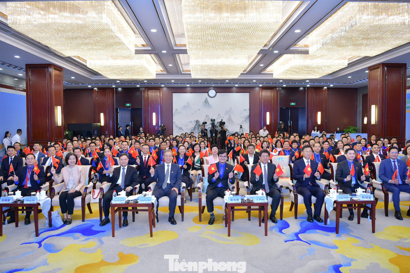 Các đại biểu tham dự lễ khai mạc