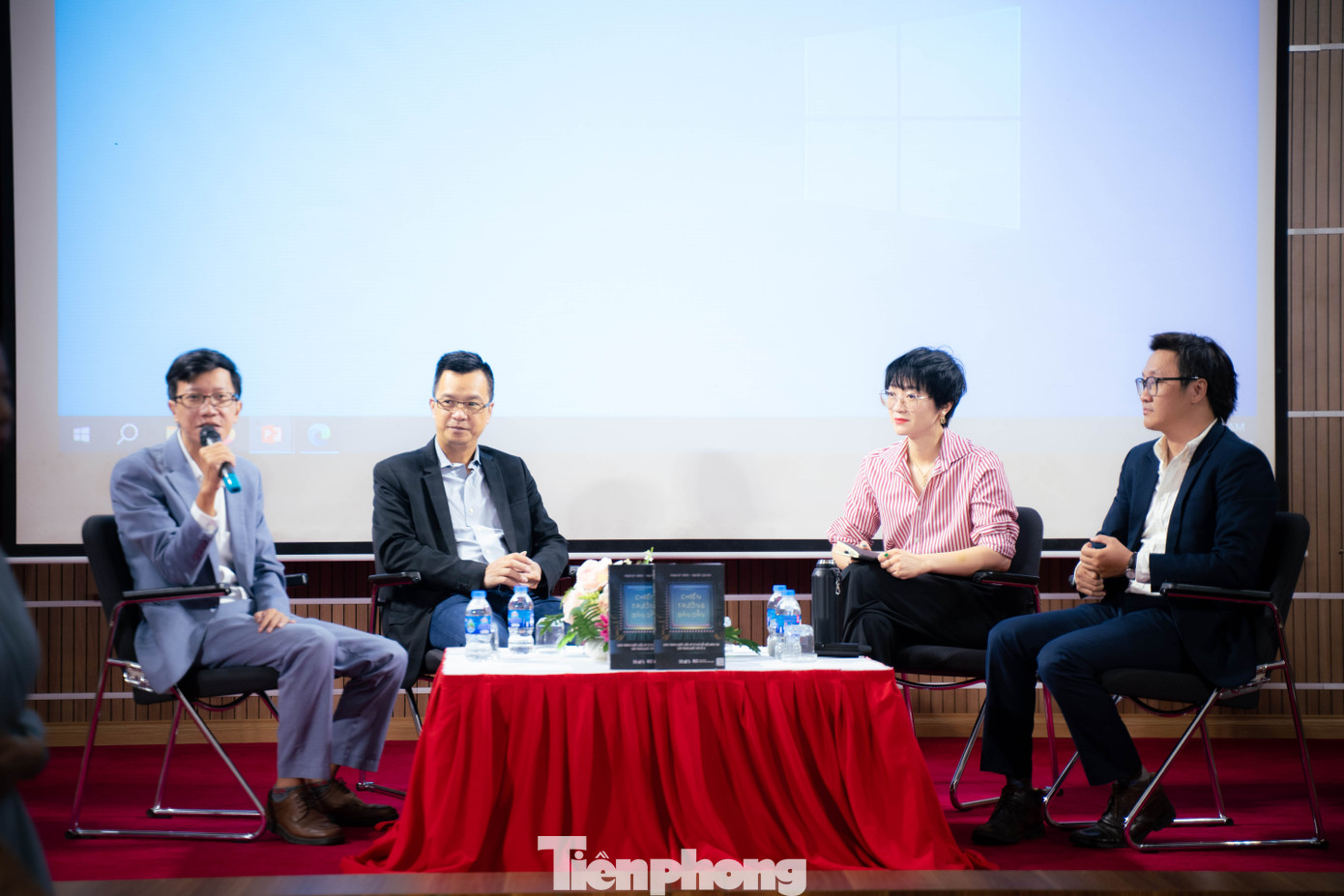 Các diễn giả gợi mở về cuộc đua trong công nghiệp bán dẫn ở nhiều quốc gia.