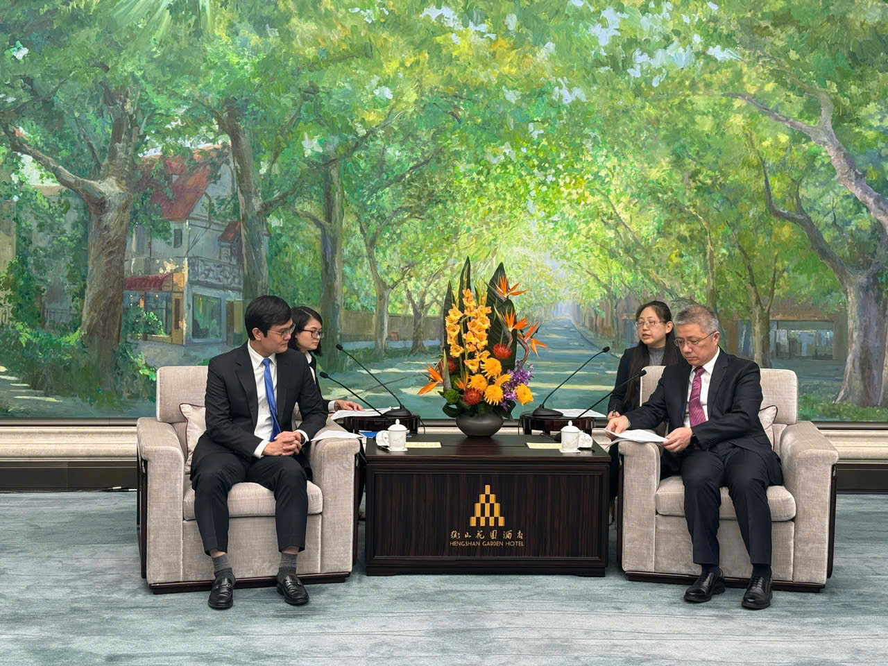 Bí thư thứ nhất T.Ư Đoàn Bùi Quang Huy chào xã giao Phó Bí thư Thành uỷ Thượng Hải Châu Trung Minh.