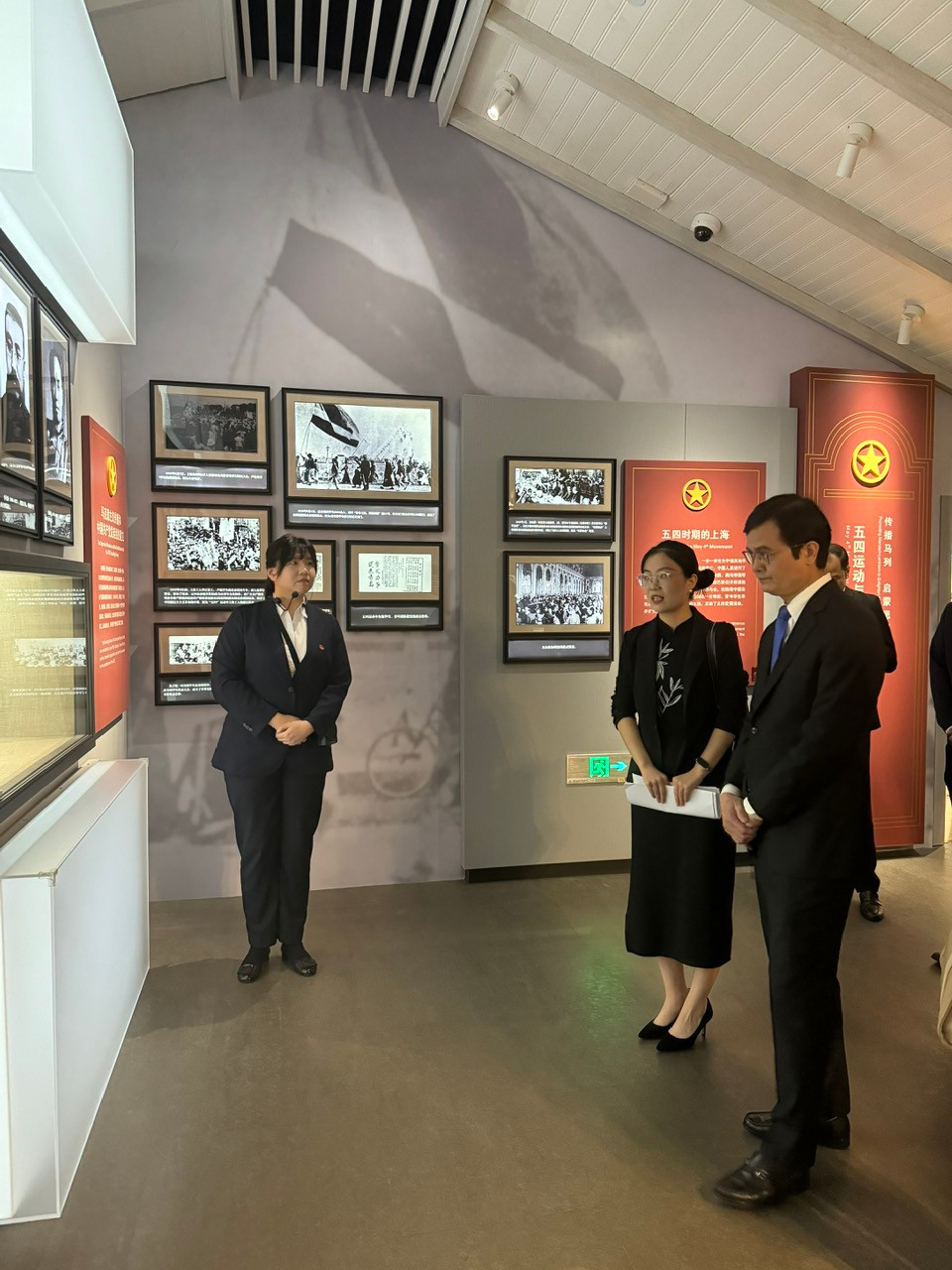 Bí thư thứ nhất T.Ư Đoàn Bùi Quang Huy thăm Bảo tàng trụ sở cũ Trung ương Đoàn TNCS Trung Quốc tại Thượng Hải.