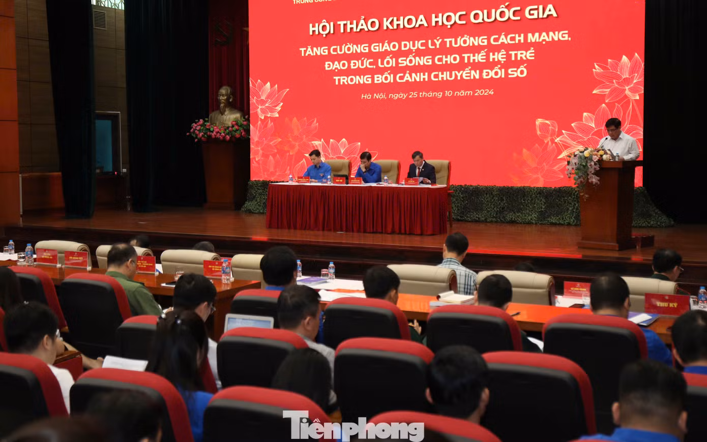 Các đại biểu và các bạn trẻ tham gia Hội thảo. Ảnh: Bảo Anh