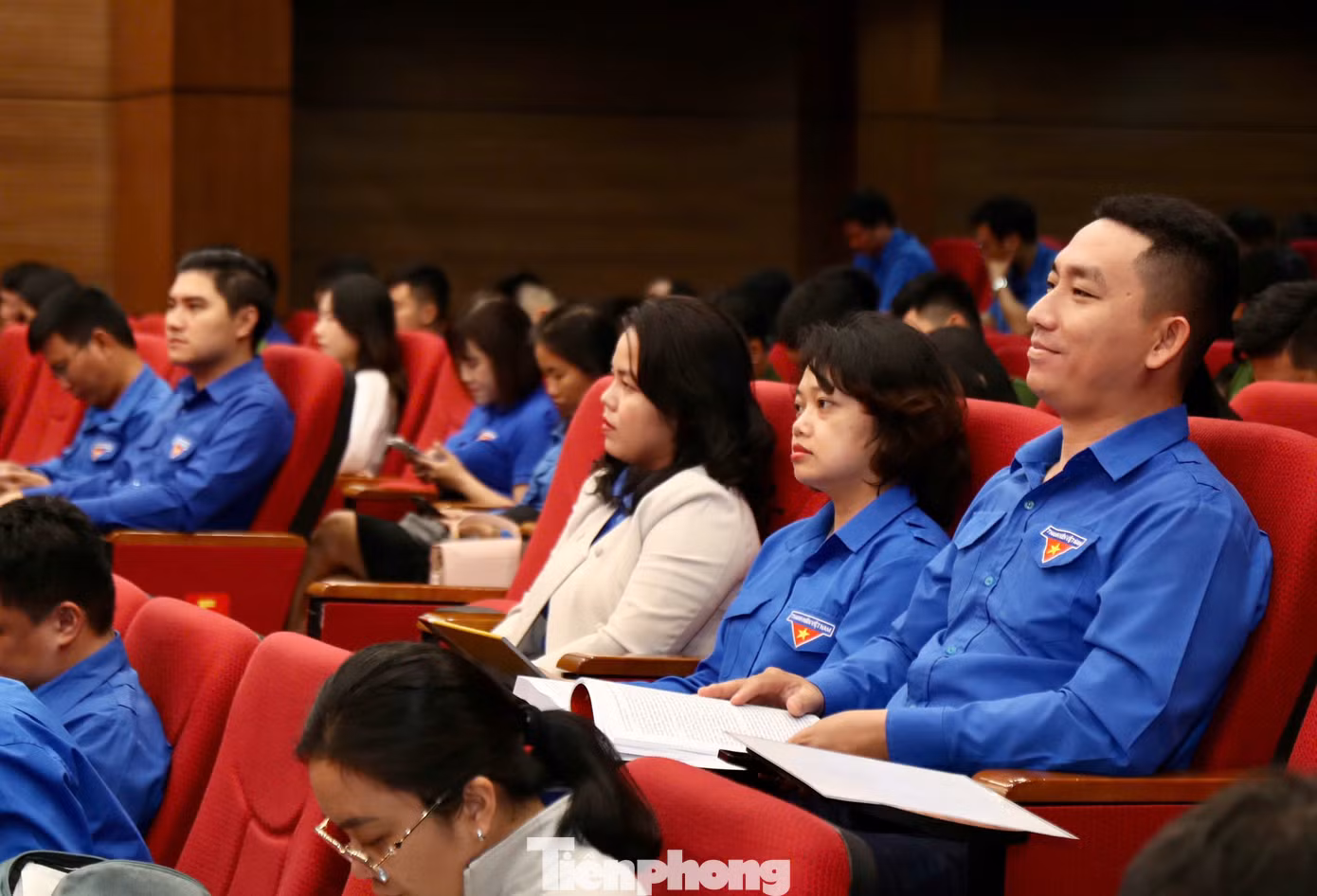 Các đại biểu và các bạn trẻ tham gia Hội thảo. Ảnh: Bảo Anh