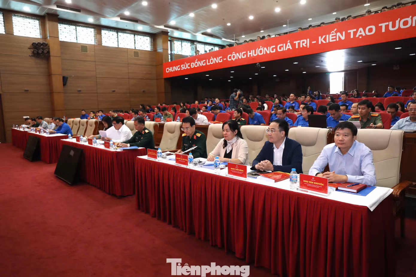 Các đại biểu và các bạn trẻ tham gia Hội thảo. Ảnh: Bảo Anh