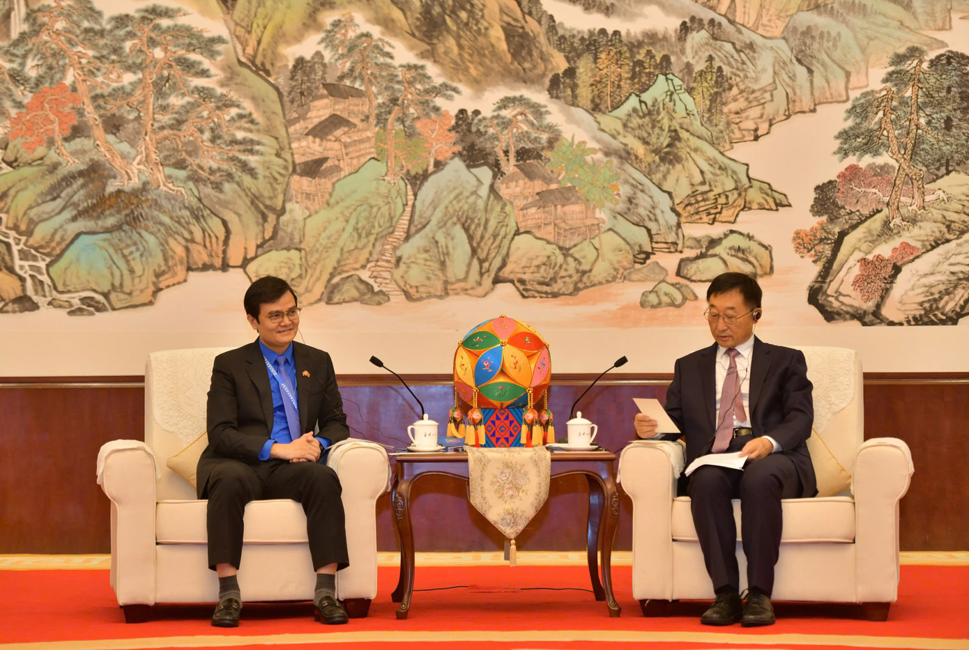 Anh Bùi Quang Huy - Ủy viên dự khuyết T.Ư Đảng, Bí thư thứ nhất T.Ư Đoàn (bên trái) chào xã giao ông Lưu Ninh - Ủy viên T.Ư Đảng Cộng sản Trung Quốc, Bí thư Khu ủy Khu tự trị Dân tộc Choang Quảng Tây. Anh Bùi Quang Huy - Ủy viên dự khuyết T.Ư Đảng, Bí thư thứ nhất T.Ư Đoàn (bên trái) chào xã giao ông Lưu Ninh - Ủy viên T.Ư Đảng Cộng sản Trung Quốc, Bí thư Khu ủy Khu tự trị Dân tộc Choang Quảng Tây.