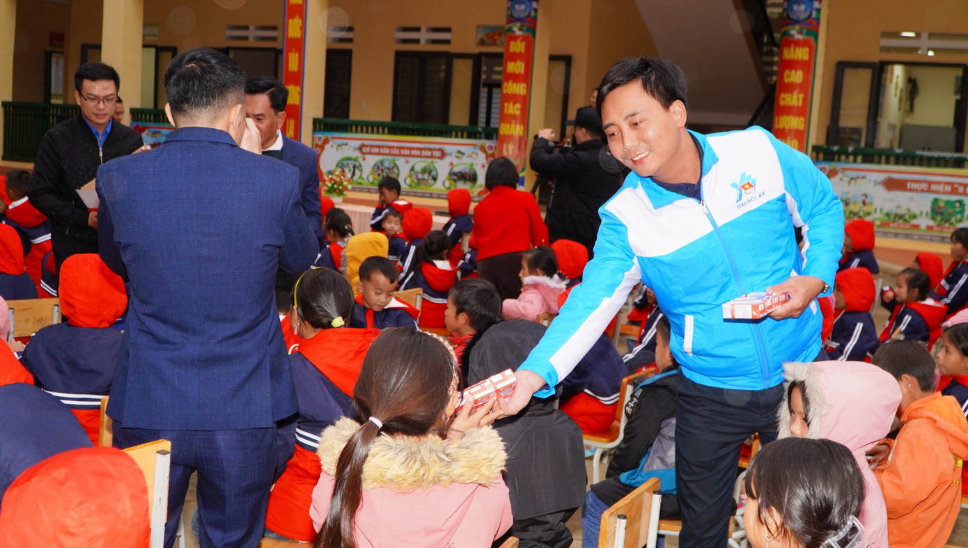 Anh Nguyễn Đức Tiến - Phó Bí thư Thường trực Thành Đoàn, Chủ tịch Hội LHTN TP Hà Nội tặng quà cho học sinh Si Ma Cai trong chương trình Tình nguyện Mùa đông năm 2023. Anh Nguyễn Đức Tiến - Phó Bí thư Thường trực Thành Đoàn, Chủ tịch Hội LHTN TP Hà Nội tặng quà cho học sinh Si Ma Cai trong chương trình Tình nguyện Mùa đông năm 2023.