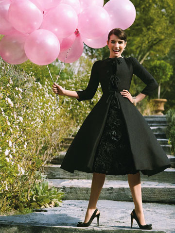 Diễn viên Emma Roberts hóa thân thành huyền thoại màn bạc Audrey Hepburn.