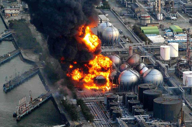 Bể chứa khí đốt tự nhiên ở quận Chiba, gần Tokyo bốc cháy. Ảnh: Reuters