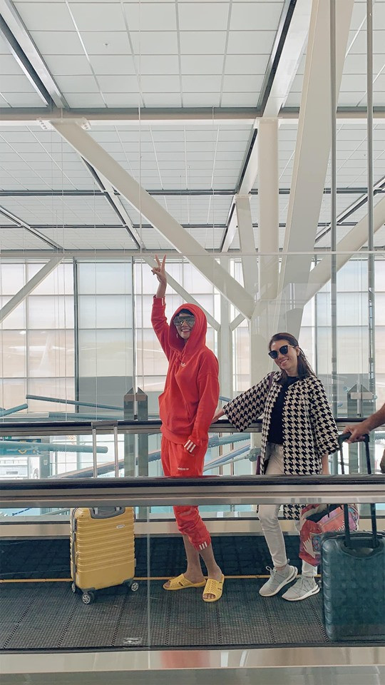 Mặc sành điệu nhưng H'Hen Niê lại đi dép tổ ong 'huyền thoại' lên máy bay ảnh 2