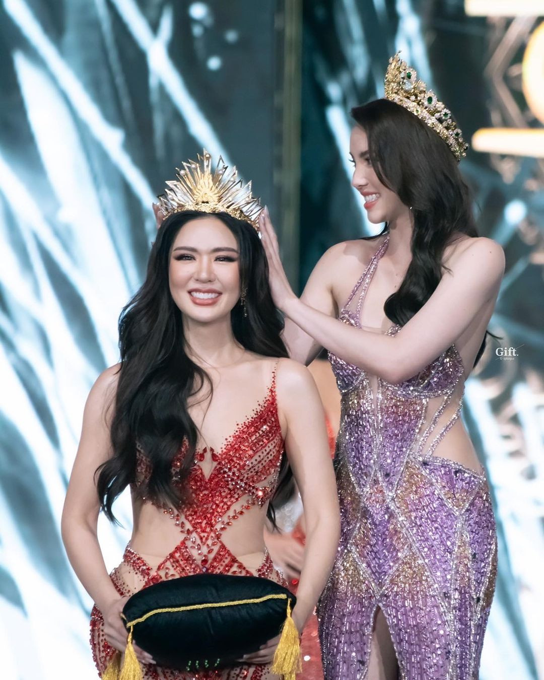 Tối 10/11 đã diễn ra chung kết cuộc thi Miss Grand Phuket 2024. Chung cuộc, người đẹp Malin Sae-lim đã đăng quang ngôi vị cao nhất. Cô sẽ đại diện tỉnh Phuket tham dự Hoa hậu Hòa bình Thái Lan 2024. Đêm chung kết Miss Grand Phuket 2024 có sự tham dự của top 10 Miss Grand International 2023.