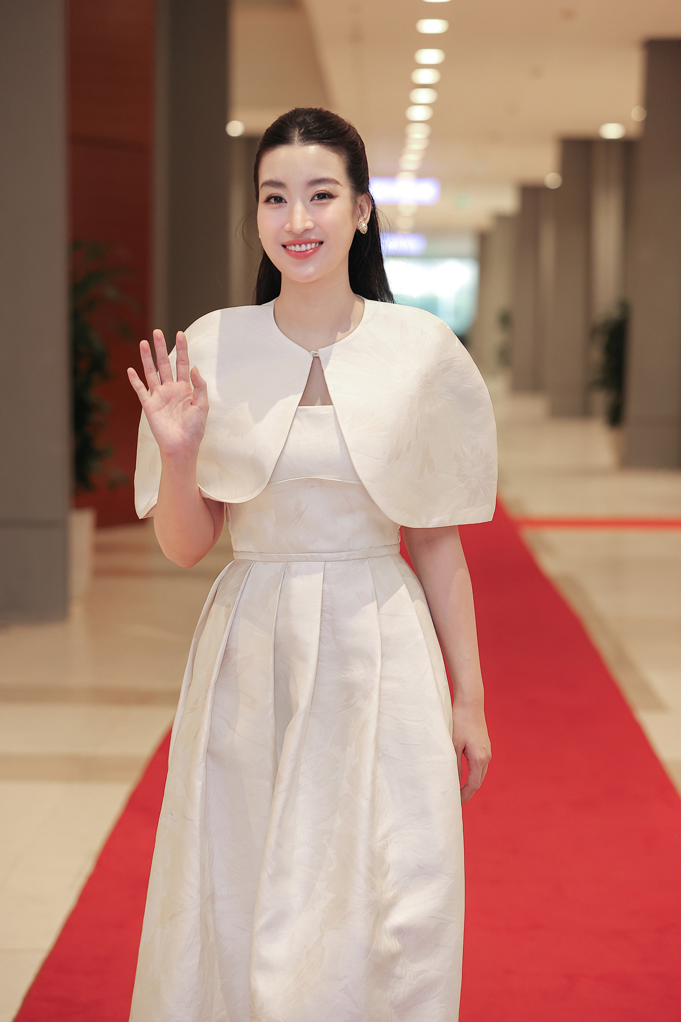 Đỗ Mỹ Linh xuất hiện nền nã sau 4 tháng sinh con. Đỗ Mỹ Linh xuất hiện nền nã sau 4 tháng sinh con.