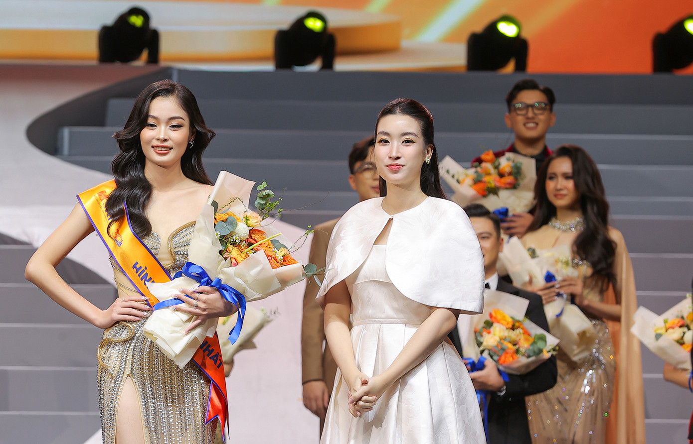 Người đẹp ngồi ghế giám khảo cùng anh trai của chồng. Người đẹp ngồi ghế giám khảo cùng anh trai của chồng.