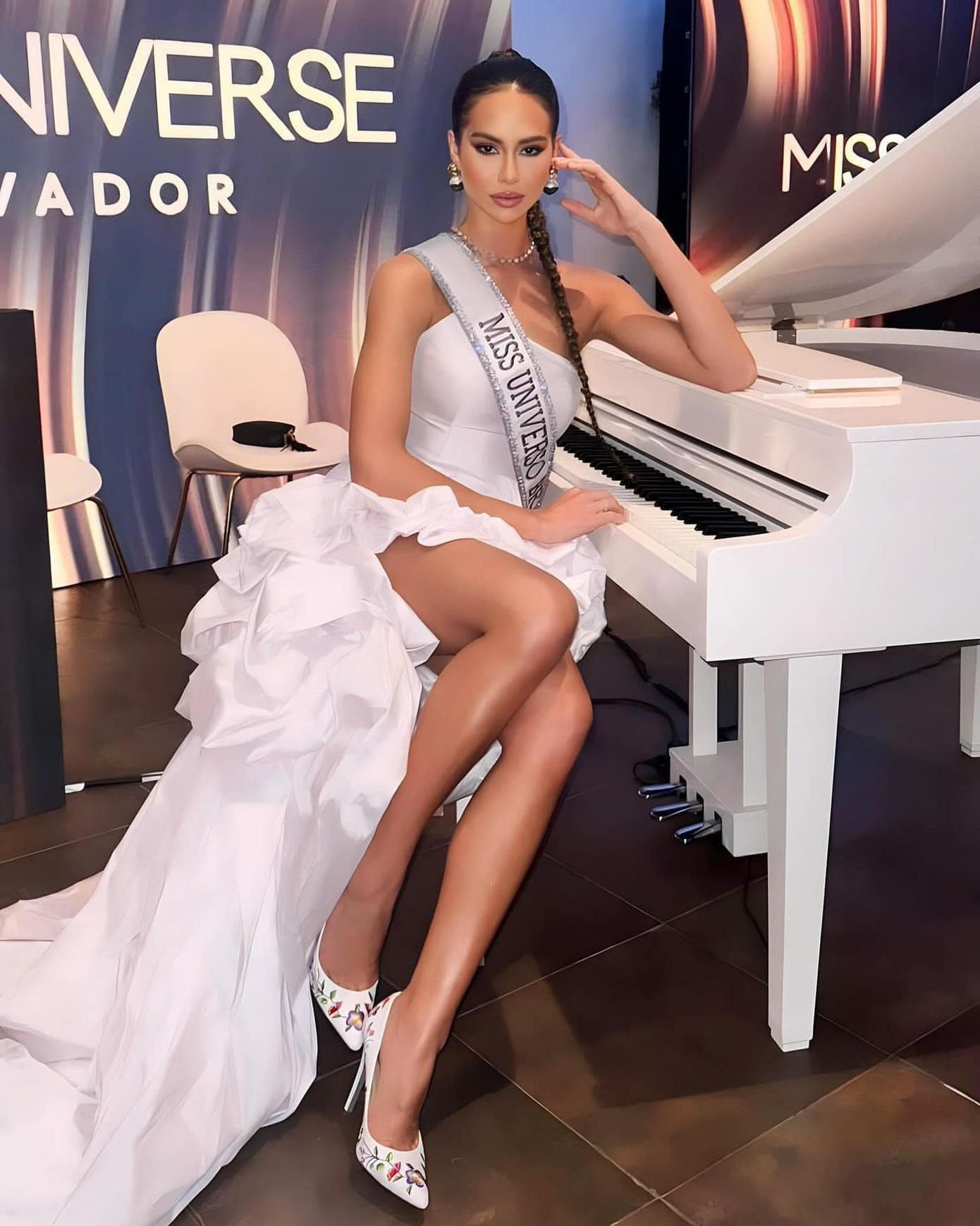 Đại diện Brazil diện váy trắng kiểu dáng xếp ly bồng bềnh. Người đẹp mới tròn 19 tuổi nhưng được đánh giá cao ở thần thái, cách tạo dáng chuyên nghiệp.