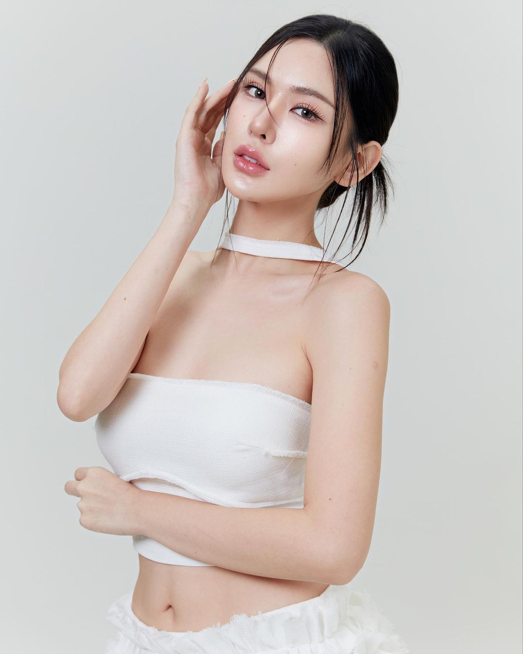 Tân Hoa hậu Hòa bình Phuket 2024 Malin Sae-lim năm nay 27 tuổi, có vẻ đẹp trong trẻo.