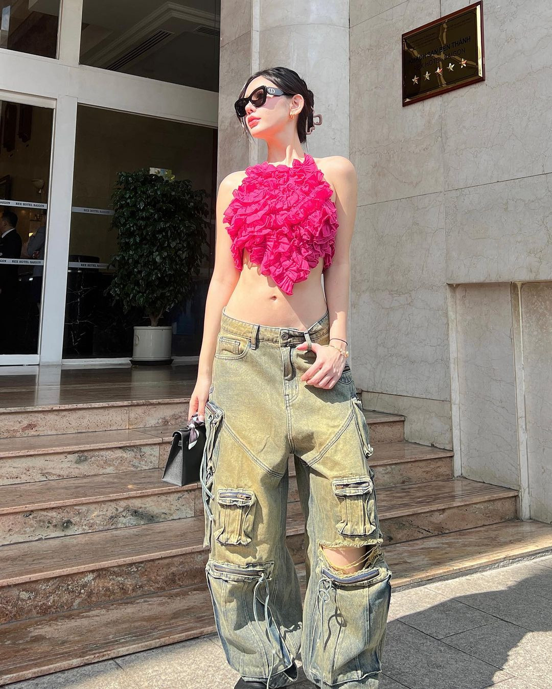 Trên trang cá nhân, Malin Sae-lim chăm chỉ đăng tải hình ảnh trong cuộc sống thường ngày. Cô chuộng phong cách Y2K trẻ trung với những thiết kế táo bạo, khoe vòng eo thon gọn.