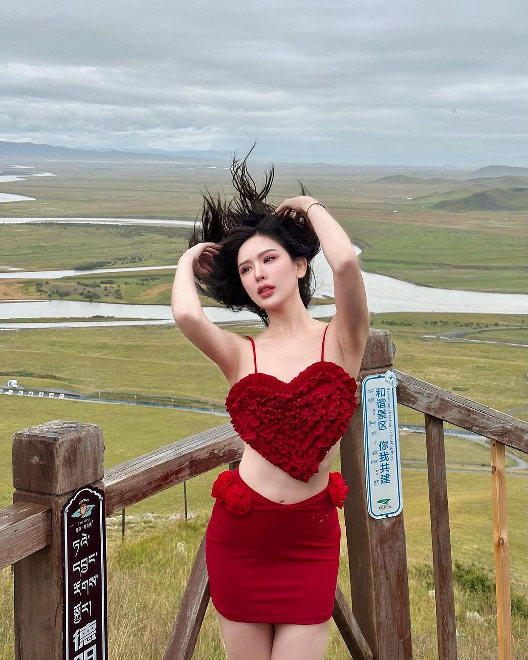 Malin Sae-lim đã tốt nghiệp trường Thammasat University, chuyên ngành báo chí và truyền thông đại chúng.