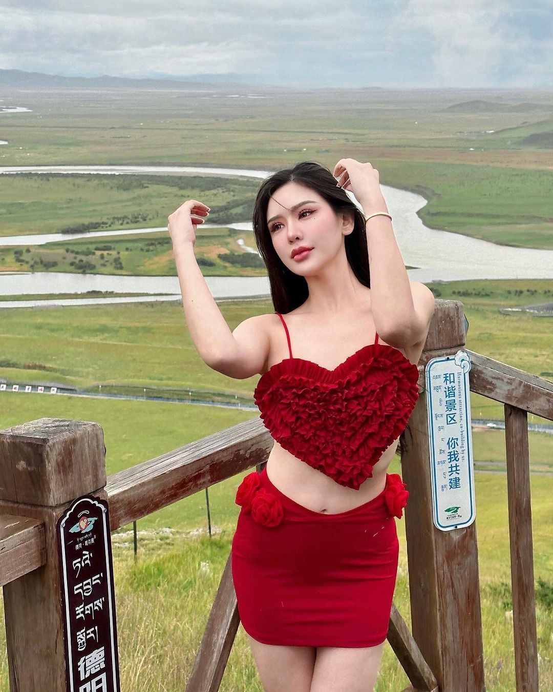 Malin Sae-lim đã tốt nghiệp trường Thammasat University, chuyên ngành báo chí và truyền thông đại chúng.