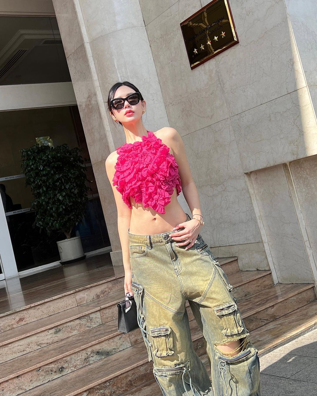 Trên trang cá nhân, Malin Sae-lim chăm chỉ đăng tải hình ảnh trong cuộc sống thường ngày. Cô chuộng phong cách Y2K trẻ trung với những thiết kế táo bạo, khoe vòng eo thon gọn.