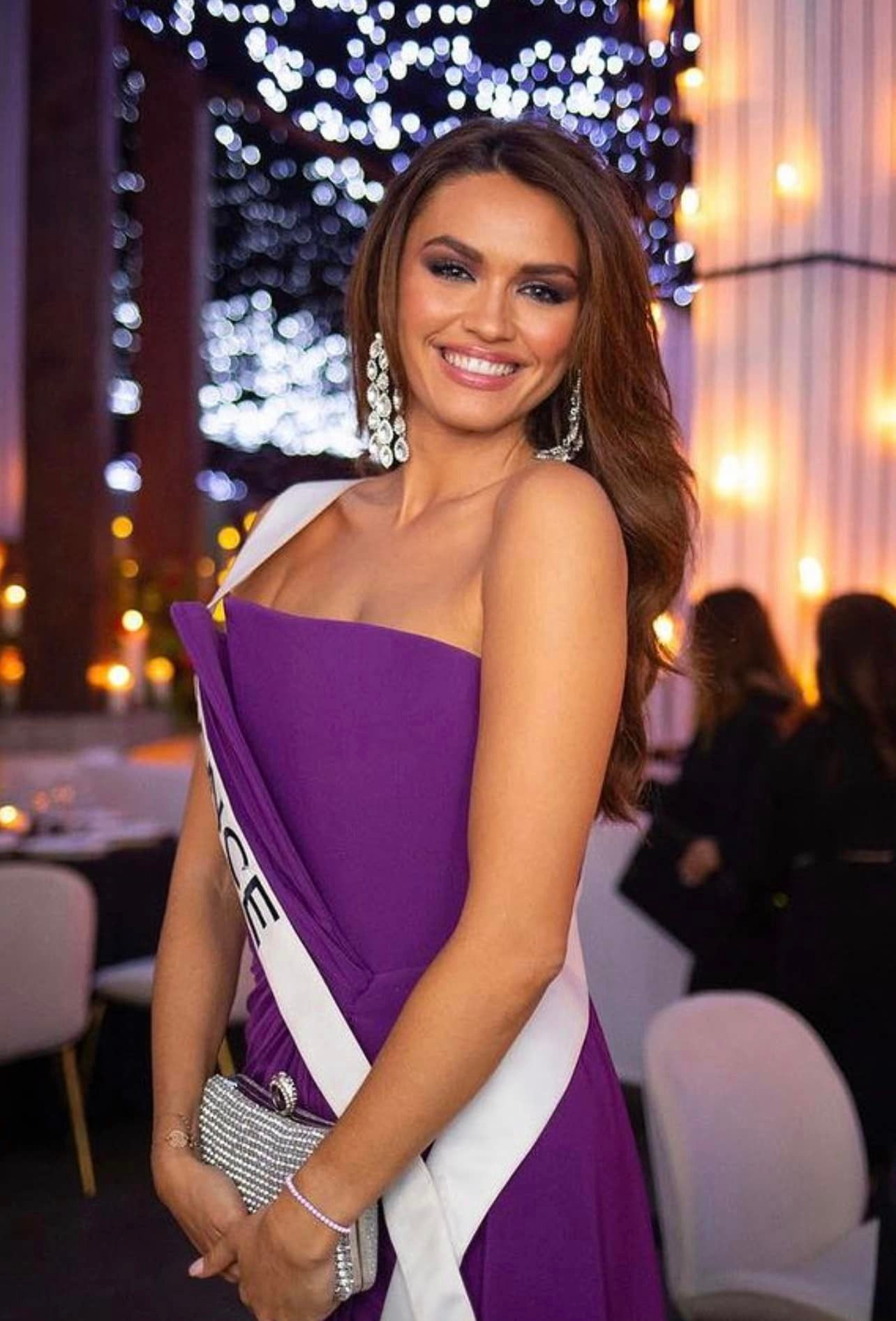 Đại diện Pháp chọn tông màu tím cổ điển. Người đẹp được đánh giá là ứng viên mạnh nhất khu vực châu Âu.