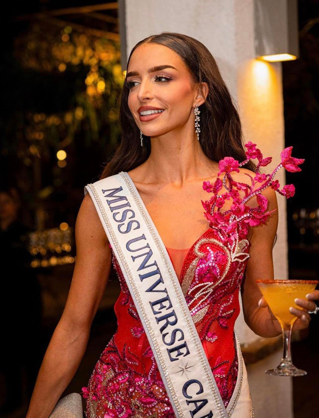 Đại diện Canada cũng có sự đầu tư váy áo chỉn chu cho cuộc thi năm nay.