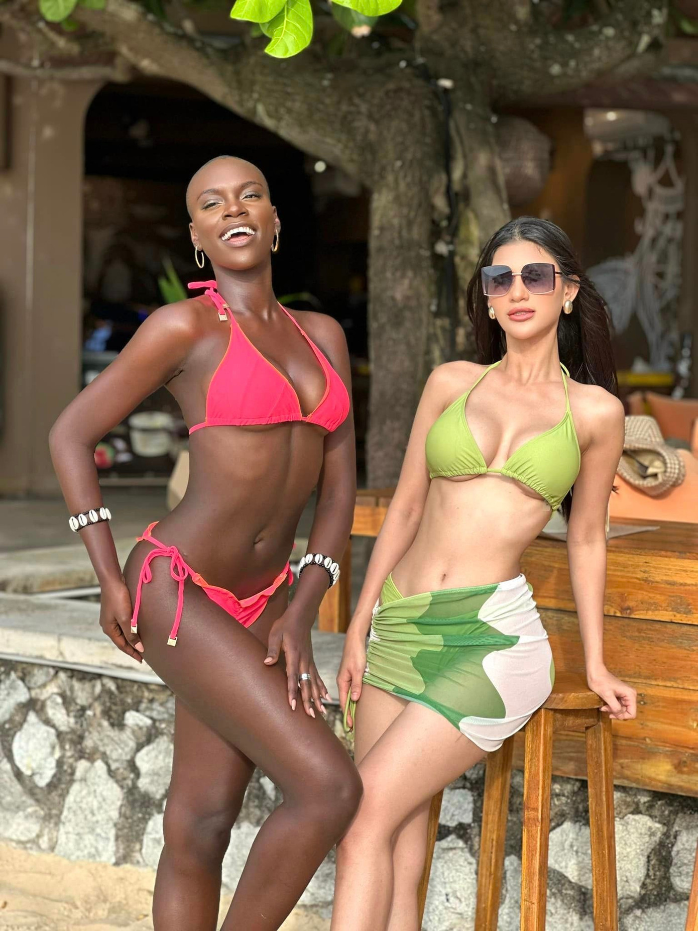 Hai Á hậu 5 là người đẹp Angola - Eugénia das Neves và người đẹp Indonesia - Ritassya Wellgreat đều có vóc dáng đầy đặn, khoẻ khoắn.