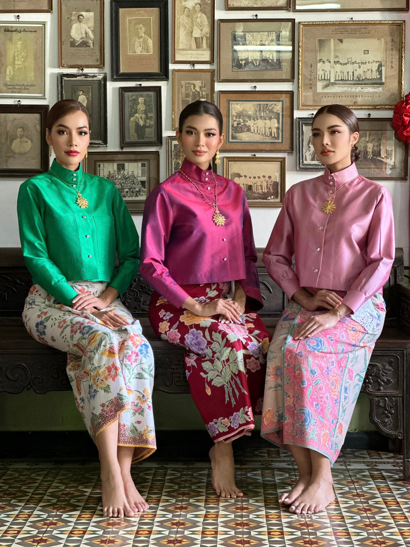 Dàn người đẹp duyên dáng trong những trang phục truyền thống của người con gái Phuket.