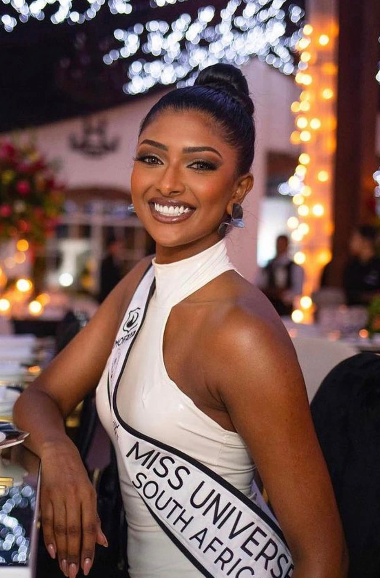 Đại diện Nam Phi diện váy trắng sang trọng, quyến rũ. Cô được nhận xét ngày càng nổi bật, nhiều khả năng sẽ giành thành tích cao ở chung kết.