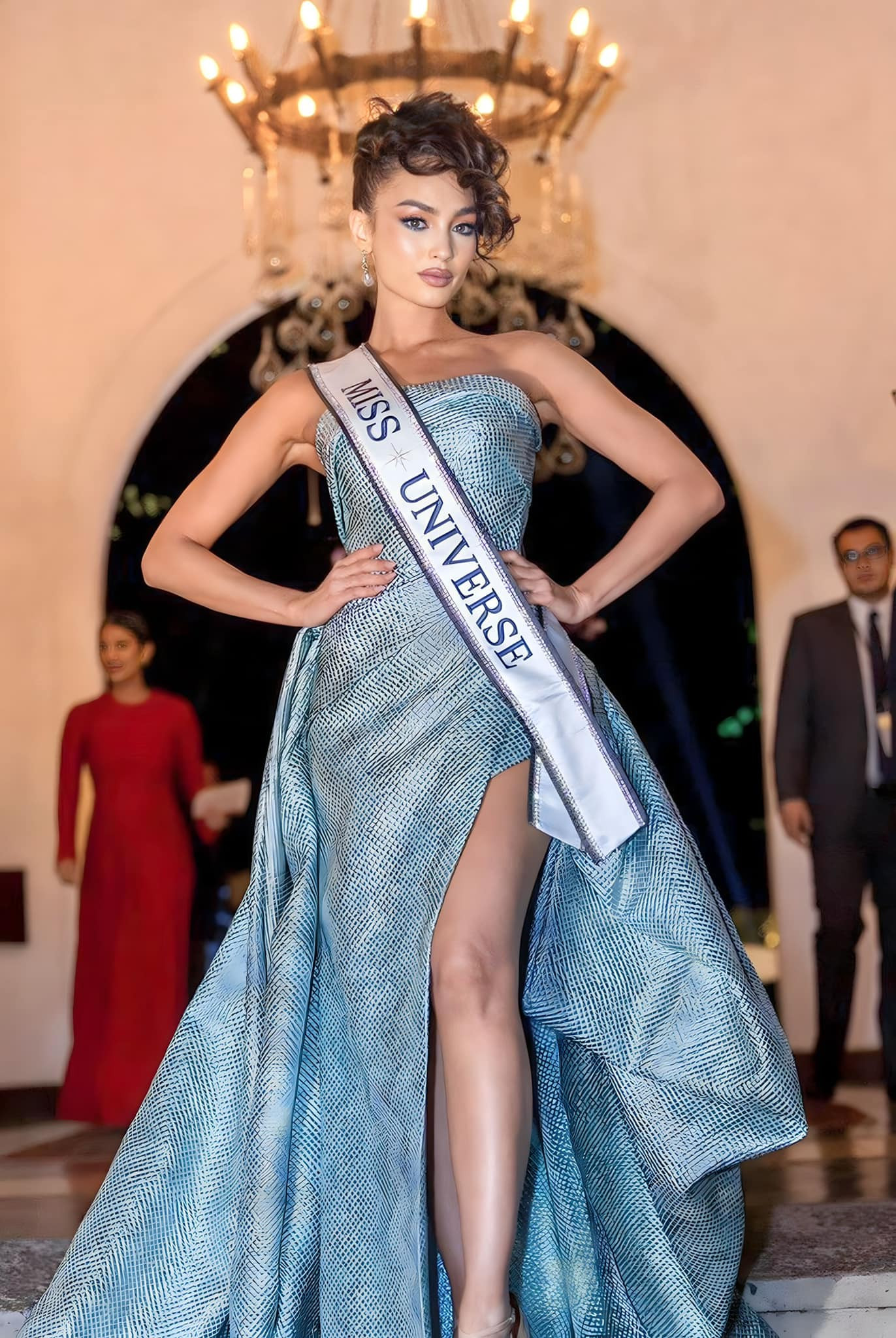 Đương kim Hoa hậu Hoàn vũ R'Bonney Gabriel cũng xuất hiện tại buổi tiệc. Cô diện bộ váy lấp lánh tông màu xanh. Tuy nhiên, cách làm tóc của người đẹp Mỹ không được đánh giá cao. Nhiều người nhận xét kiểu tóc xoăn, bồng phần mái khiến cô bị già và sến.