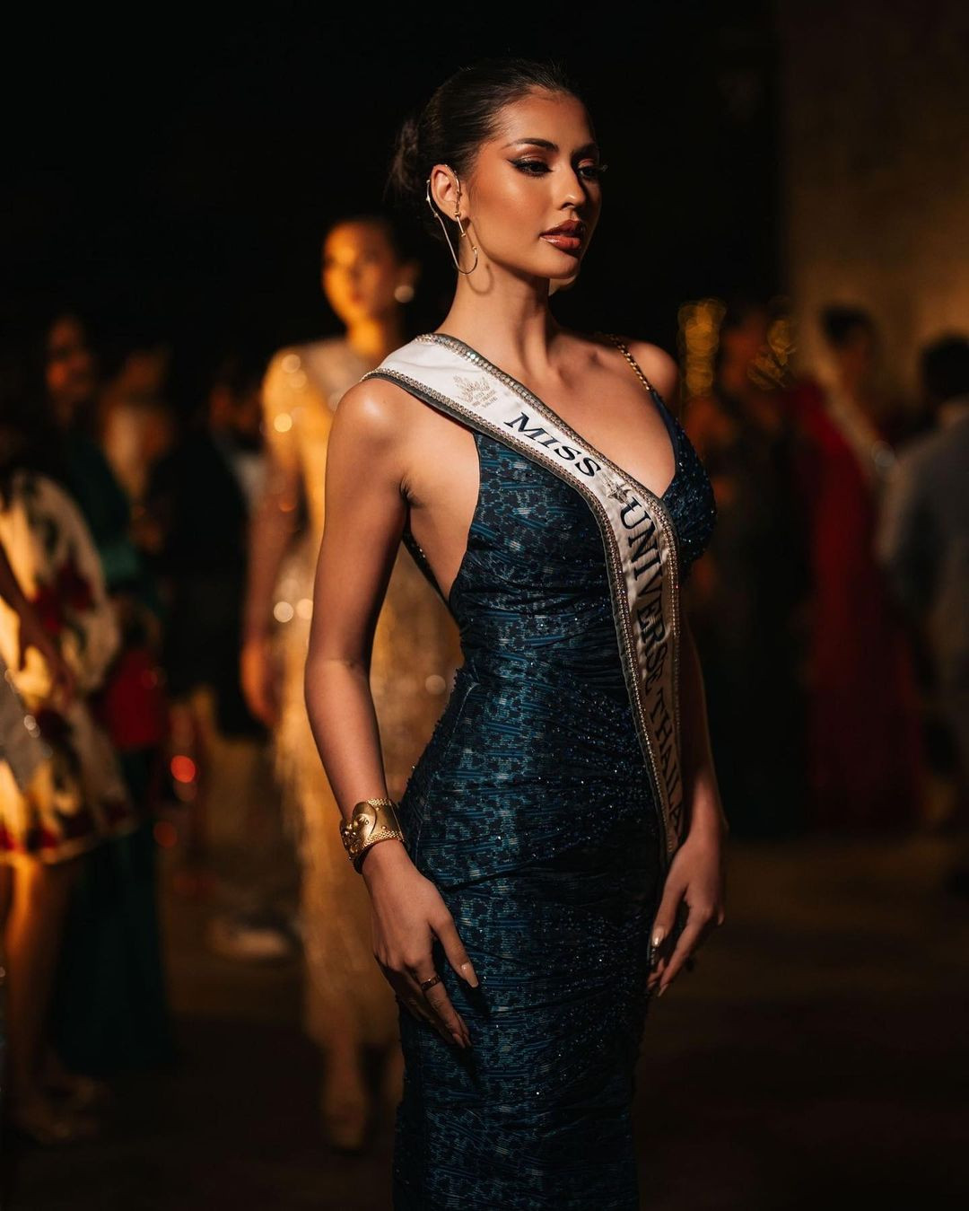 Đại diện Thái Lan Anntonia Porsild diện váy xanh cúp ngực gợi cảm. Cô được đánh giá là ứng viên sáng giá cho vương miện với phong cách thời trang chỉn chu, chuyên nghiệp.