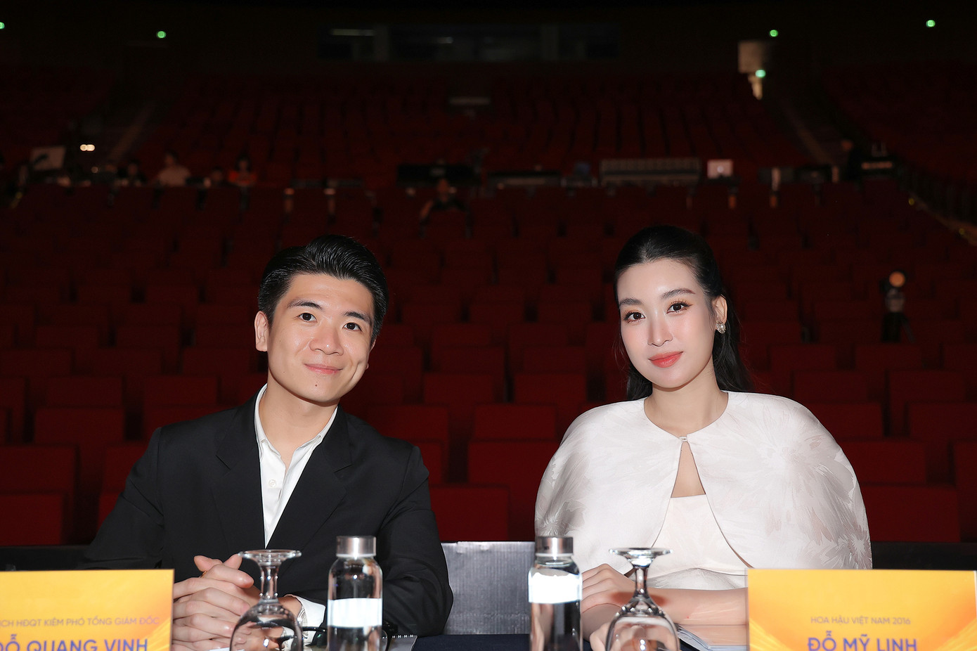 Người đẹp ngồi ghế giám khảo cùng anh trai của chồng. Người đẹp ngồi ghế giám khảo cùng anh trai của chồng.