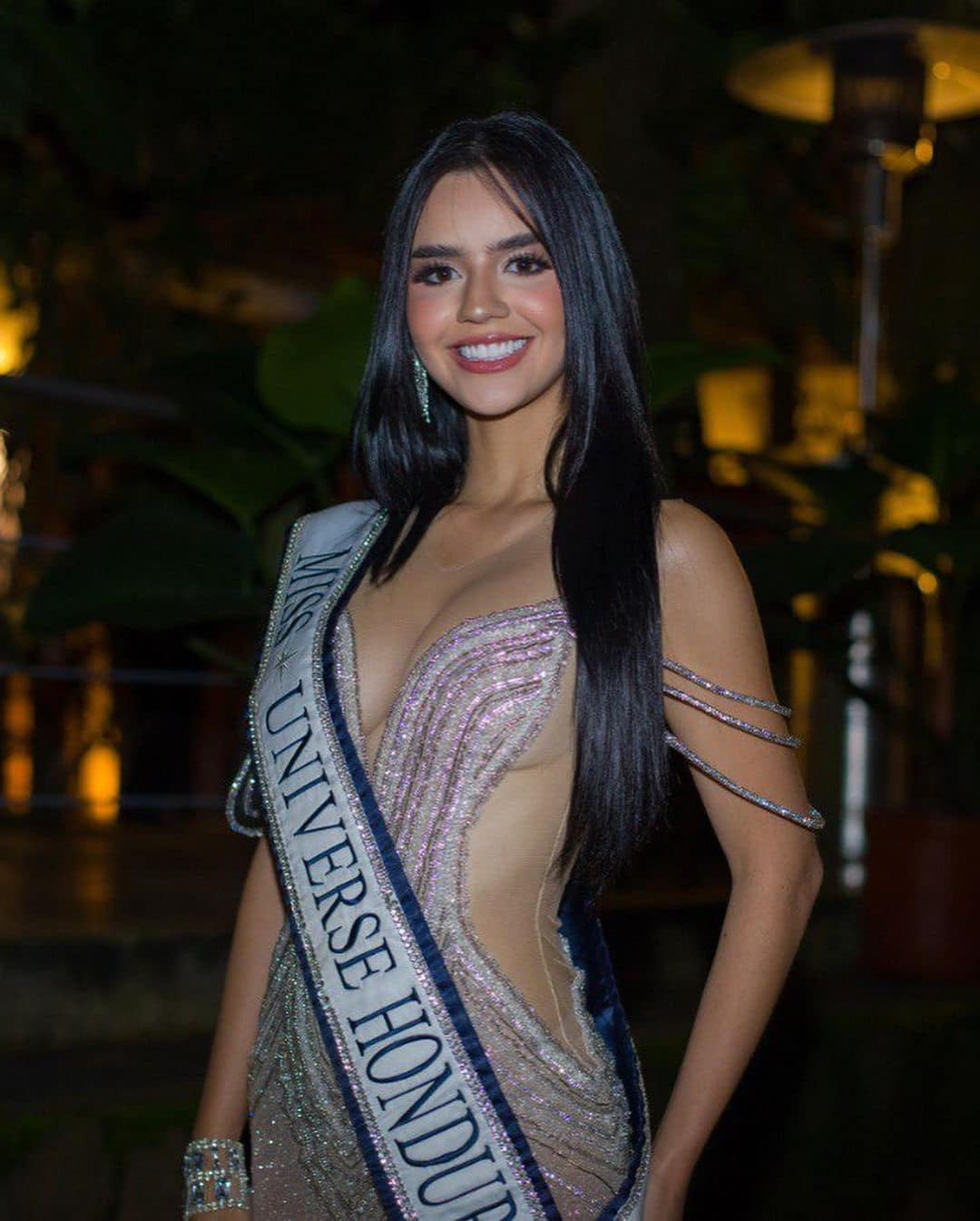 Dù gặp khó khăn nhưng bà Anne khẳng định luôn đặt Hoa hậu Hoàn vũ là ưu tiên hàng đầu của mình trong cuộc sống. "Dù cho như thế nào, vui hay đau đớn, vũ trụ của chúng ta vẫn phải tiếp tục, phải tuyệt vời và phải luôn đứng đầu như một huyền thoại về thế vận hội sắc đẹp trên thế giới", bà nói.