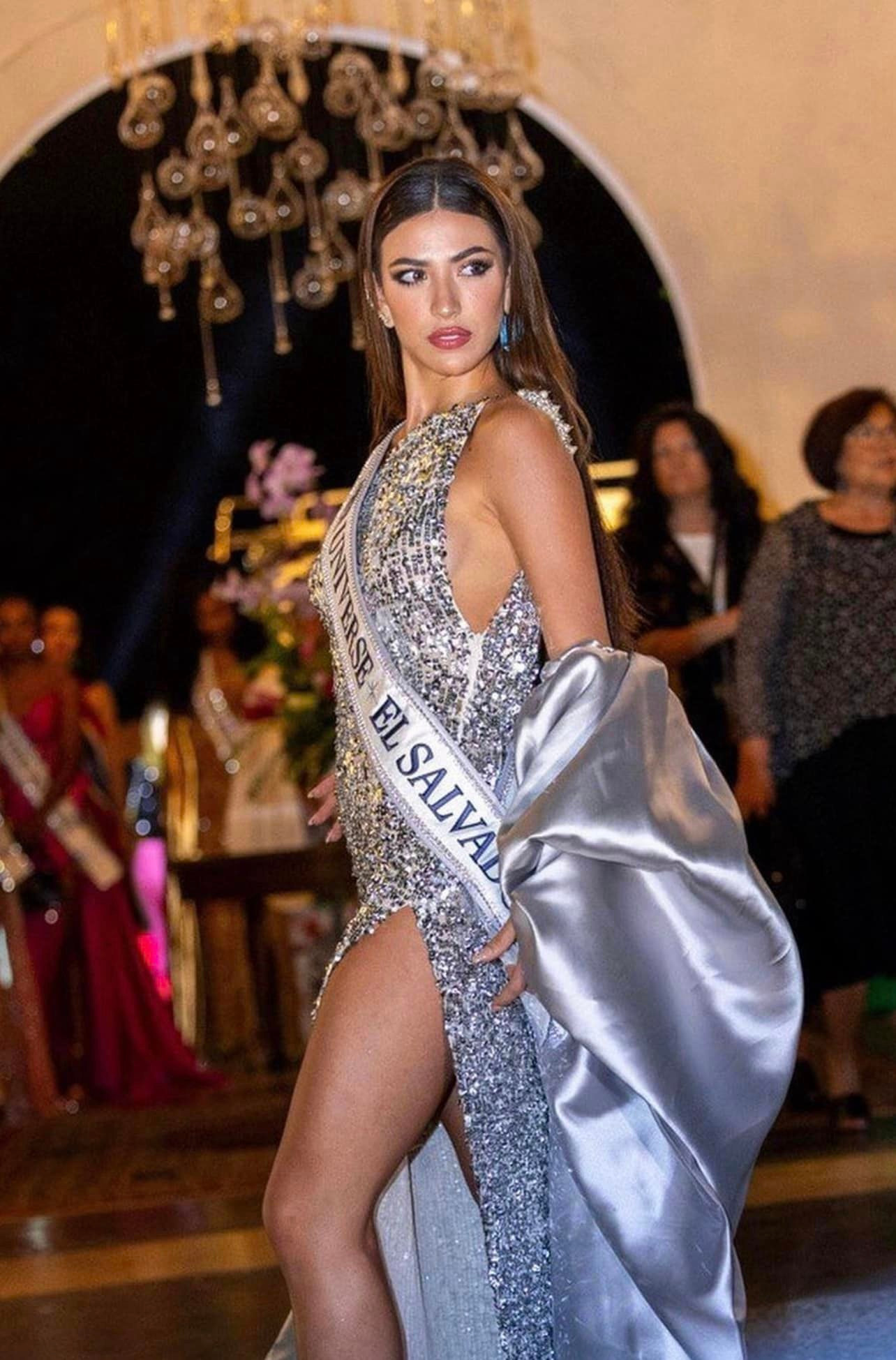 Đại diện chủ nhà El Salvador diện trang phục lấp lánh, đi kèm áo choàng lụa lộng lẫy.