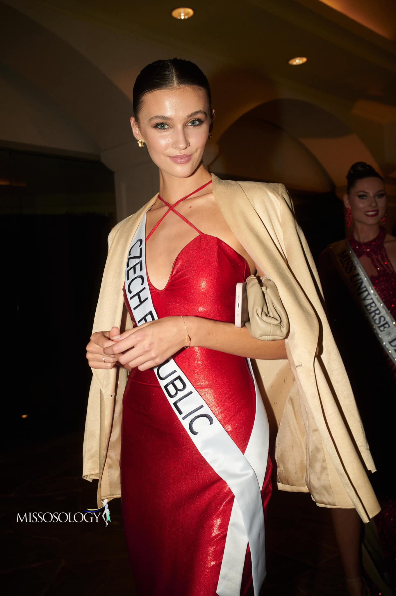 Dù gặp khó khăn nhưng bà Anne khẳng định luôn đặt Hoa hậu Hoàn vũ là ưu tiên hàng đầu của mình trong cuộc sống. "Dù cho như thế nào, vui hay đau đớn, vũ trụ của chúng ta vẫn phải tiếp tục, phải tuyệt vời và phải luôn đứng đầu như một huyền thoại về thế vận hội sắc đẹp trên thế giới", bà nói.