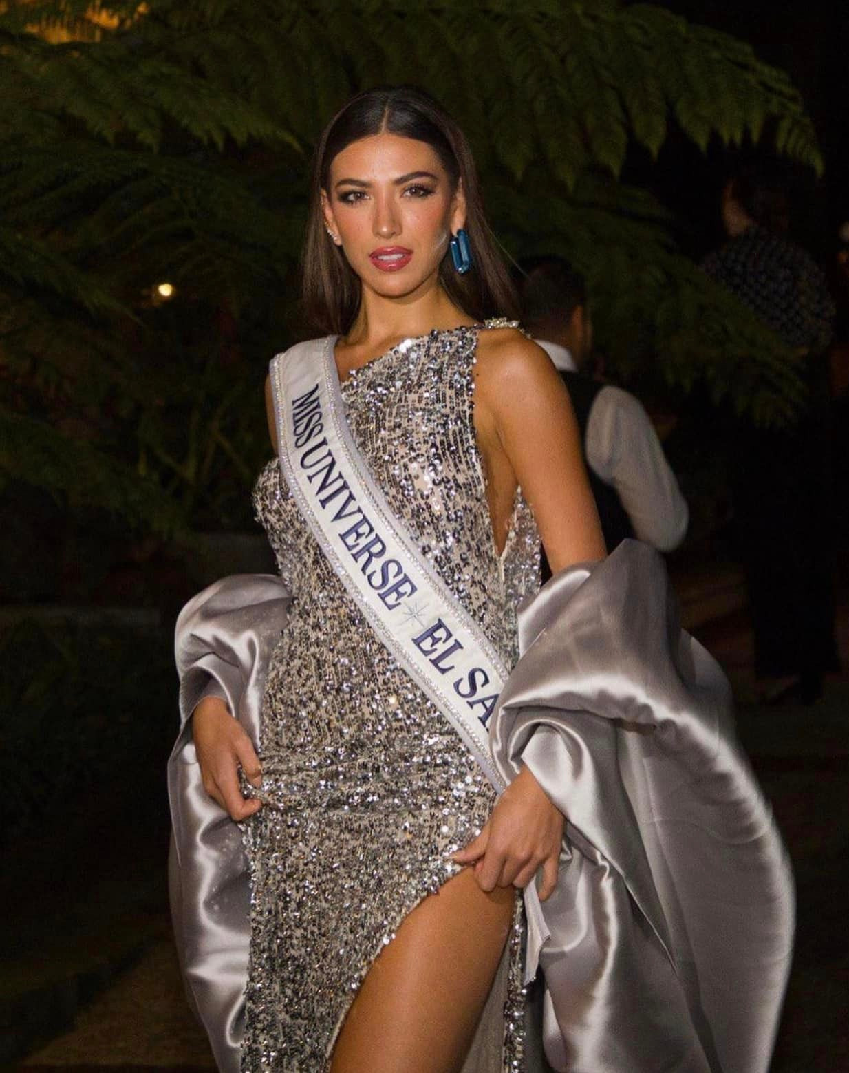 Đại diện chủ nhà El Salvador diện trang phục lấp lánh, đi kèm áo choàng lụa lộng lẫy.