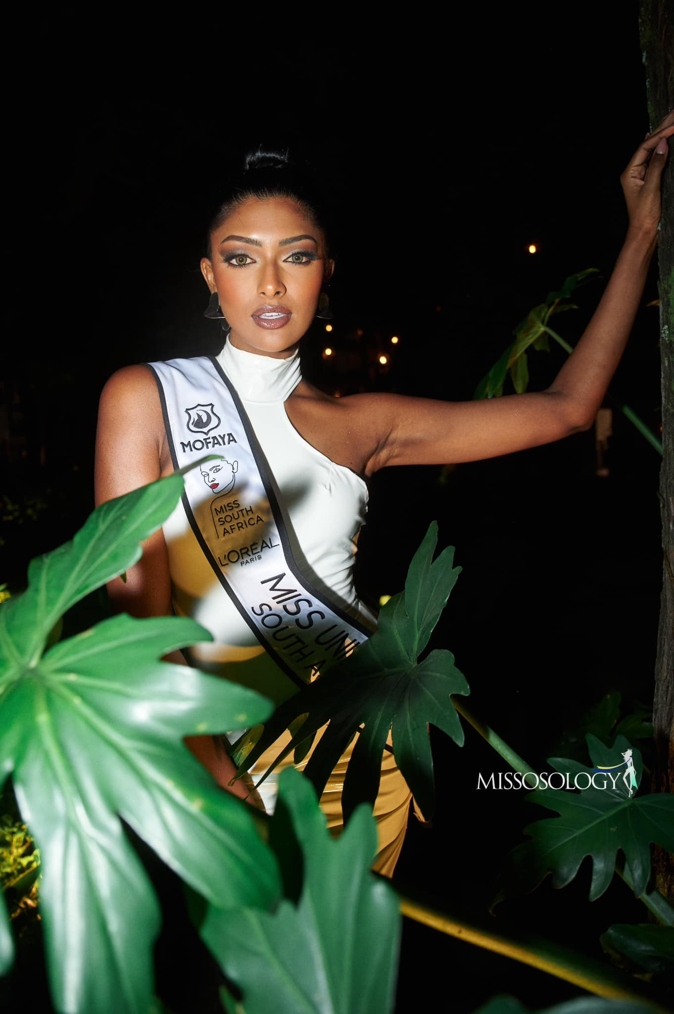 Đại diện Nam Phi diện váy trắng sang trọng, quyến rũ. Cô được nhận xét ngày càng nổi bật, nhiều khả năng sẽ giành thành tích cao ở chung kết.