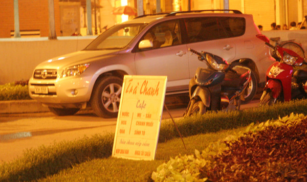 Tấm biển bán hàng đơn giản nhưng đủ thu hút Tấm biển bán hàng đơn giản nhưng đủ thu hút