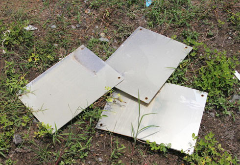 Mỗi khi thấy những tấm nhựa rơi rụng, người đi đường nhặt bỏ dưới chân cổng chào