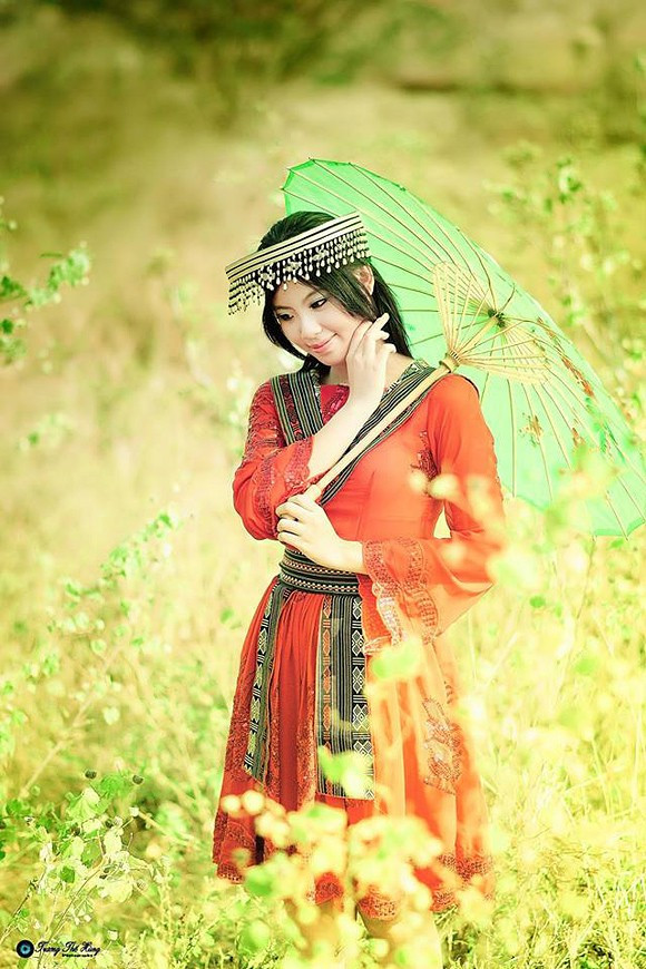 Đây là sự biến tấu của nhiếp ảnh gia Trương Thế Hùng khi Mỵ được đi du xuân trong bộ váy xinh đẹp nhất. 