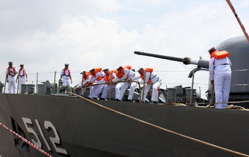 Thủy thủ trên tàu HTMS Narathiwat thao tác neo đậu tàu