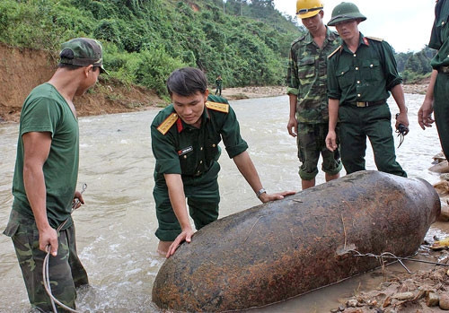 Ban Công binh Bộ chỉ huy Quân sự tỉnh Thừa Thiên - Huế thu gom và đưa đi phá hủy quả bom nặng 2.000 cân Anh tại xã Hồng Kim, huyện A Lưới