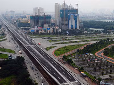 Dự án đường vành đai 3, giai đoạn 2, được khởi công xây dựng từ tháng 6-2010 với tổng chiều dài khoảng hơn 8,9 km, bao gồm 385m đường dẫn và 8,527 km cầu cạn chạy suốt