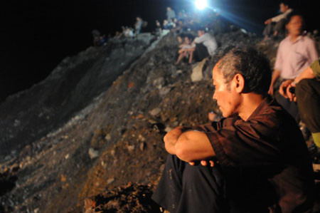 Người dân chờ đợi trong vô vọng