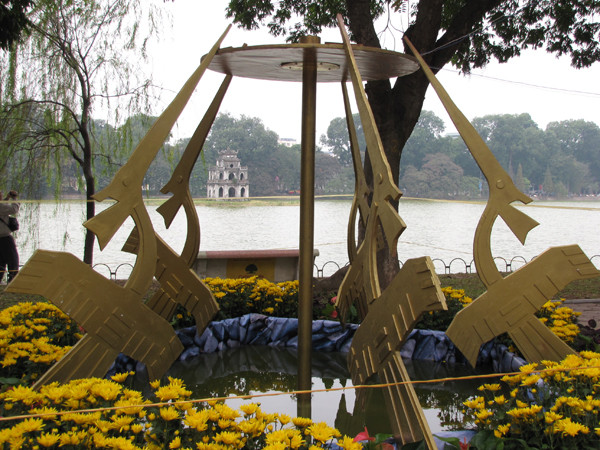 Một tác phẩm mô phỏng hình dáng chim Lạc trên trống đồng