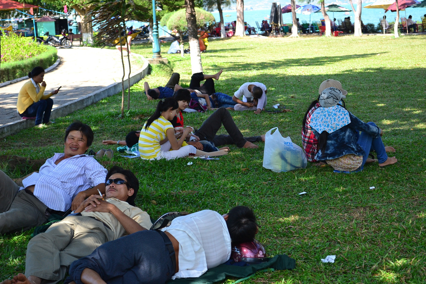 Đủ kiểu tránh nóng. Ảnh: Việt Hương. Đủ kiểu tránh nóng. ảnh Việt Hương