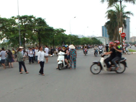 Phe vé đứng giữa đường chào mời người đang tham gia giao thông mua vé