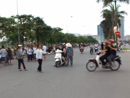 Phe vé đứng giữa đường chào mời người đang tham gia giao thông mua vé