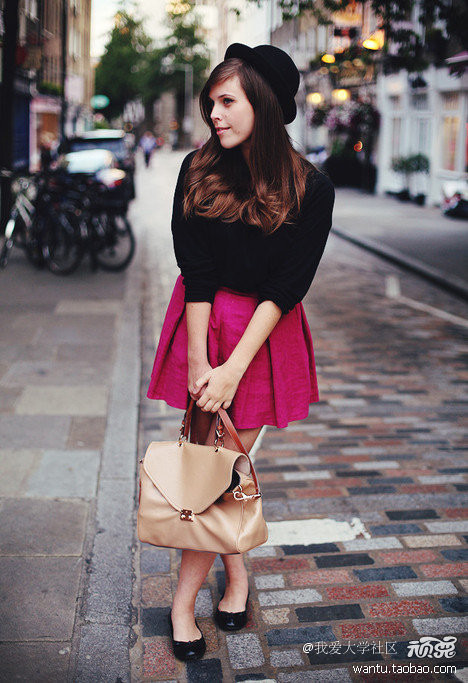 Áo phao, áo da hay những item cotton pha nilon khó thấm nước chính là những món đồ hoàn hảo cho những ngày mưa phùn thế này. Ngoài ra những kiểu áo sơ mi, đặc biệt là sơ mi denim cũng là một lựa chọn không tồi đâu nhé! Shorts, chân váy cotton tiện dụng hay skinny jeans sẽ giúp bạn cảm thấy năng động và thoải mái hơn. Cuối cùng là giữ cho đôi chân khỏi ướt bằng một đôi ủng đi mưa thật xinh, hay boots và giày da... vậy là bạn đã có ngay set đồ đi mưa thật hợp lý và thời trang rồi đấy!