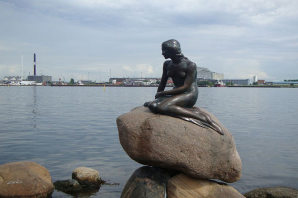 Bức tượng nàng tiên cá đã trở thành biểu tượng của Đan Mạch