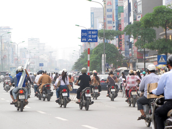 Mặc dù có cột báo phân làn nhưng tình trạng vi phạm vẫn tái diễn trên phố Xã Đàn