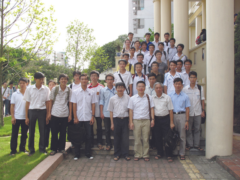 GS Ngô Bảo Châu (áo ca rô) cùng các thế hệ Toán học VN tại Viện Toán học VN, tháng 8 - 2010. GS Ngô Bảo Châu (áo ca rô) cùng các thế hệ Toán học VN tại Viện Toán học VN, tháng 8 - 2010