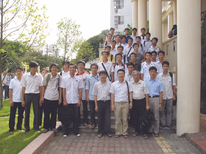 GS Ngô Bảo Châu (áo ca rô) cùng các thế hệ Toán học VN tại Viện Toán học VN, tháng 8 - 2010